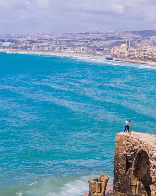 🇱🇧 A couple admire the coast of Saida from the Castle of the Sea, built... (Saïda, Al Janub, Lebanon)