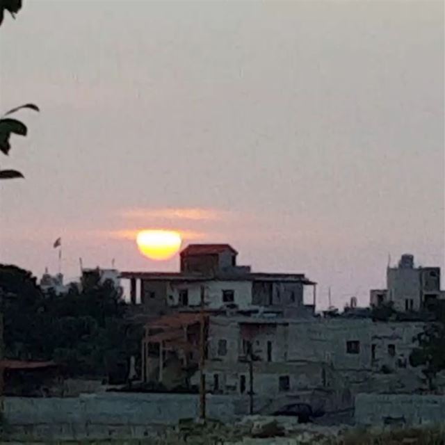 A couple of drinks and a shaky sunset 😜  sunsetmadness  sunsetaddict ... (Eddé, Liban-Nord, Lebanon)