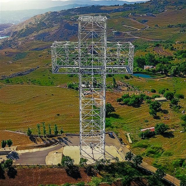 A Cruz de Todas as Nações é uma cruz monumental localizada em Qanat Bakish, (Qanat Bakish, Mont-Liban, Lebanon)