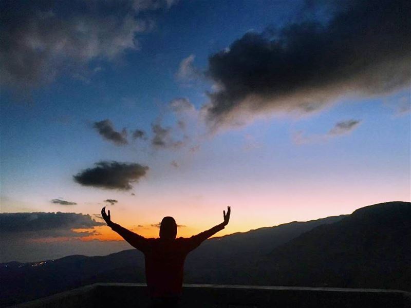 A dreamy sunrise behind the mountains 🌄 liveloveehden ........ (Saydet El Hosn - Ehden)