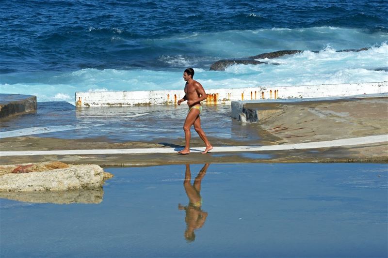 A man runs during a sunny day at the corniche al-Manara in Beirut. (WAEL HAMZEH / EPA)