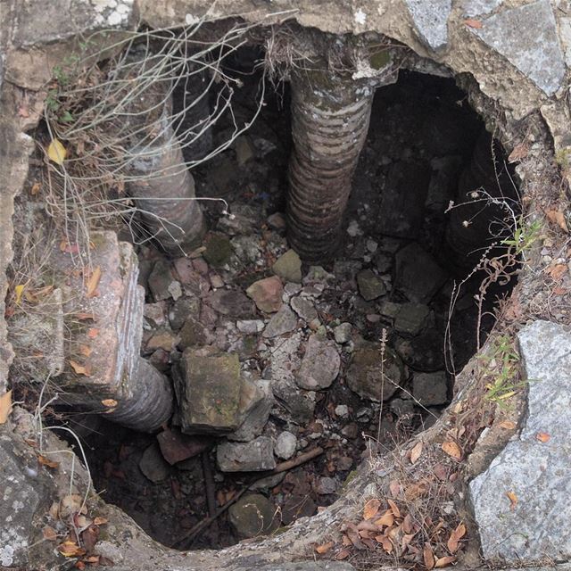 a peek underground // what remains of a Roman bath's heating... (Beit Meri, Mont-Liban, Lebanon)