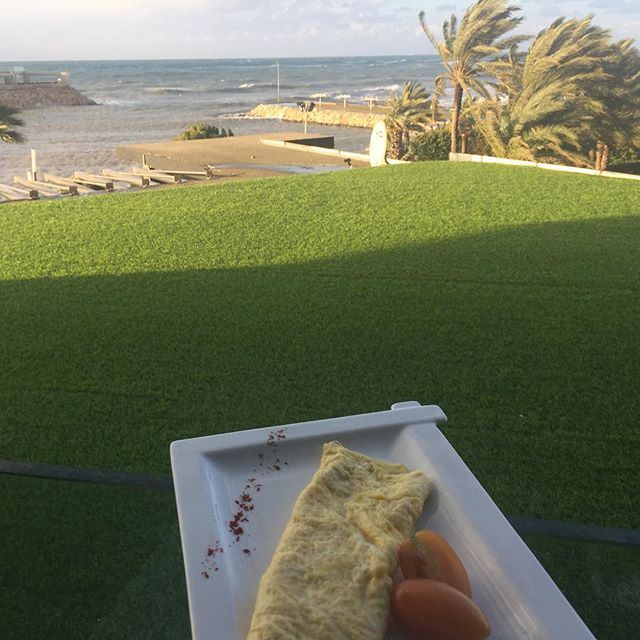 Always an awesome idea... Scrambled  Egg for breakfast right by the beach but I would suggest you wear a jacket !!!! (Miramar Hotel Resort and Spa)