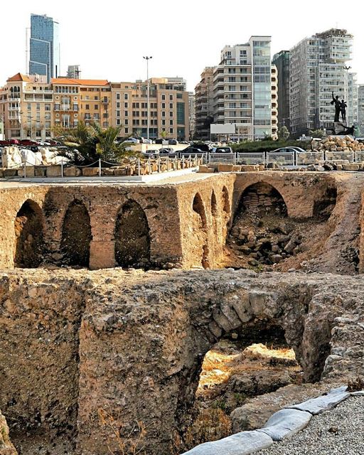 🇱🇧 Ancient phoenician ruins in Beirut's Martyrs Square, with a modern... (Downtown, Beirut, Lebanon)