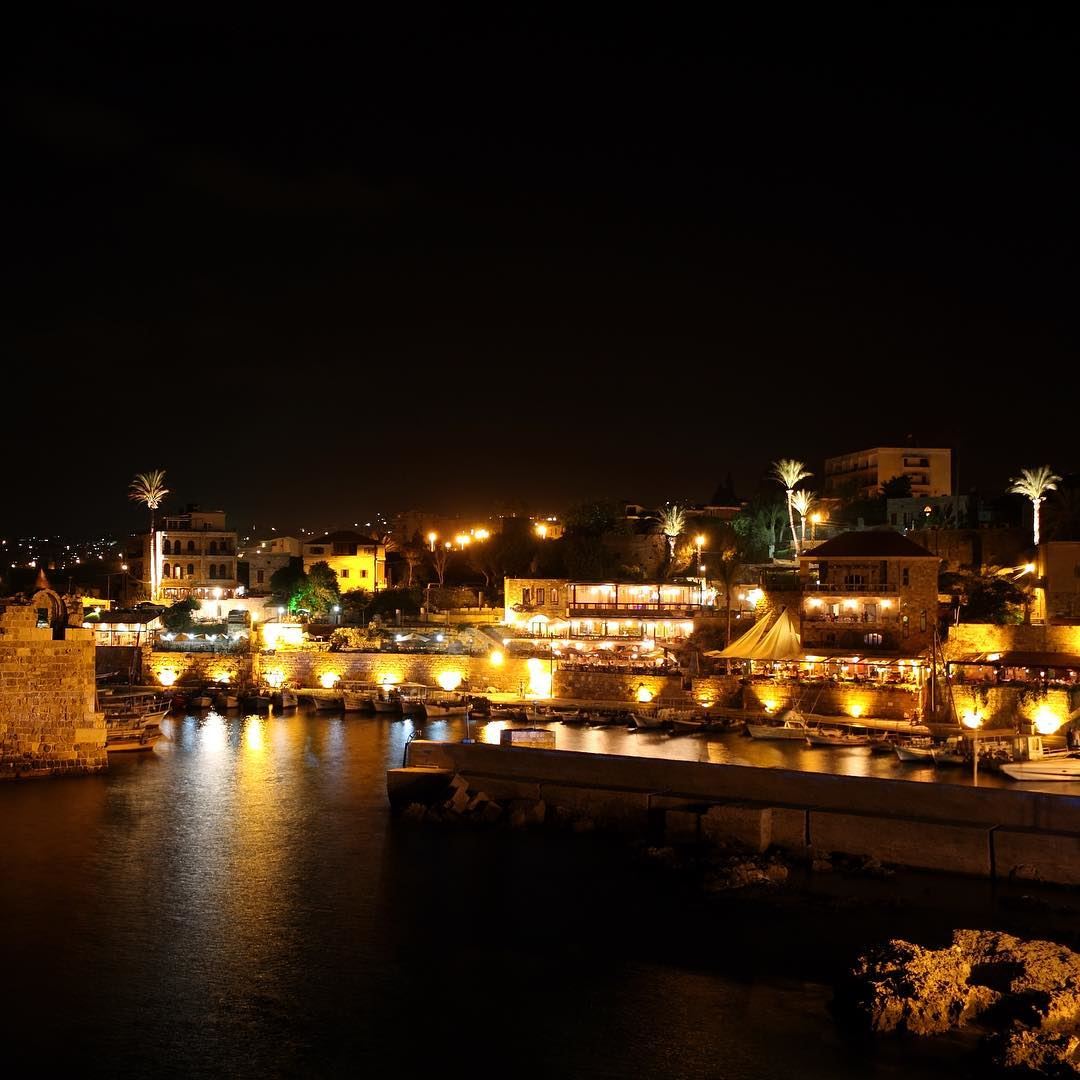 🇱🇧 Antigo porto de Byblos à noite. Foi nesta região que floresceu a... (Port Byblos)