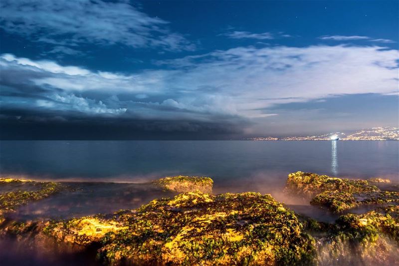 .Approaching storm... Eine El Mraisseh. Beirut coast at night ! Good... (3ein El Mrayse)