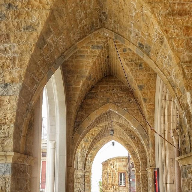 Arch consists of two weaknesses which, leaning on each other, become a... (Hadet Ej Jobbé, Liban-Nord, Lebanon)