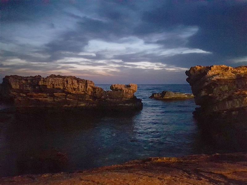  batroun  dusk  nofilter  sea  scenery  rocks  livelovebatroun  sky ... (Batroûn)