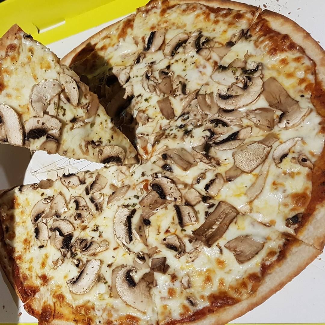  batroun  village_fc  pizza  foodies  foodlover  bebatrouni  Lebanon ... (The Village Food Court - Batroun)