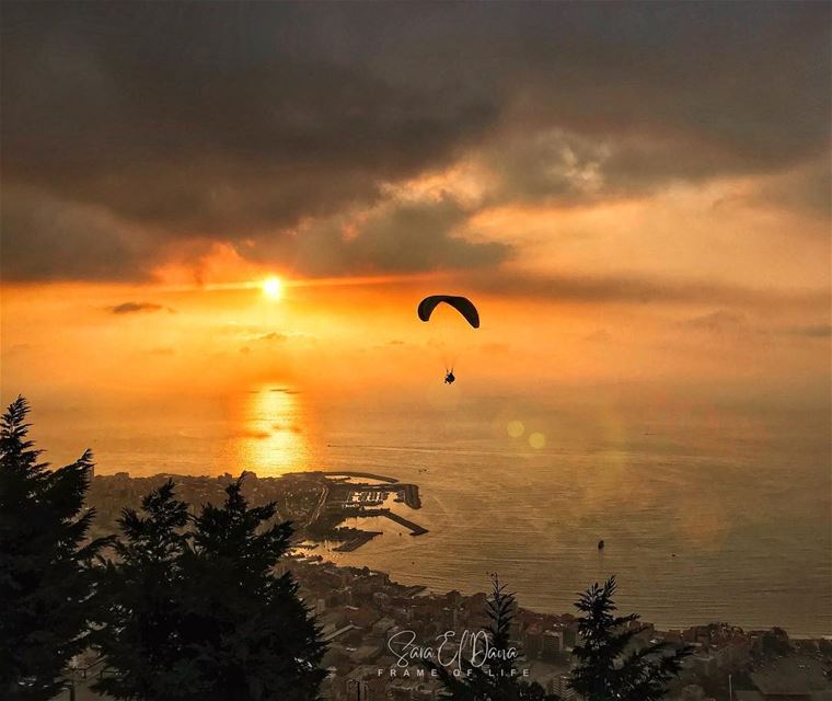 Before the weather gets too cold 🌪 let’s enjoy this beautiful sunset 🌤 (Harîssa, Mont-Liban, Lebanon)