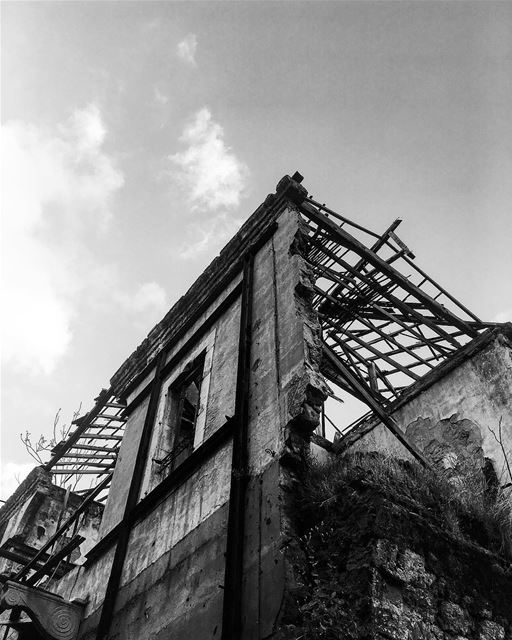  beirut beirutart beirutlife ruins old oldbuildings architect... (Saifi village)