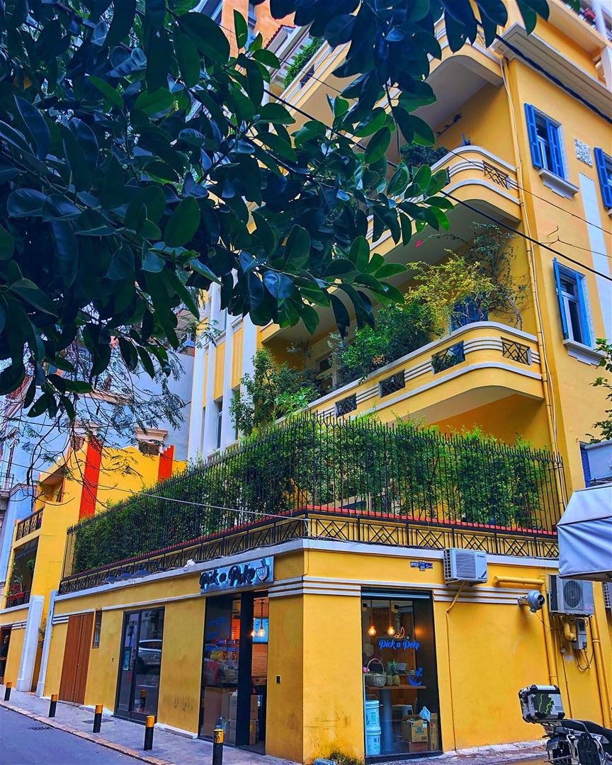 Beirut corners 🇱🇧  shotoniphone  architecture  yellow  beirut  lebanon ... (Beirut, Lebanon)