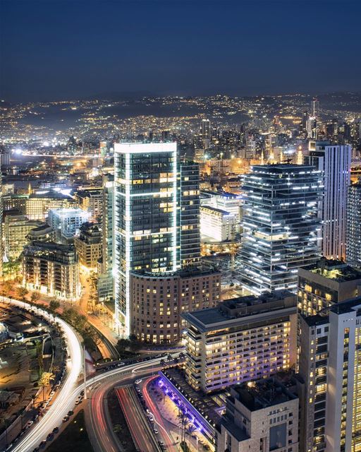 Beirute à noite e seus modernos edifícios vistos por um belíssimo ângulo! � (Beirut, Lebanon)