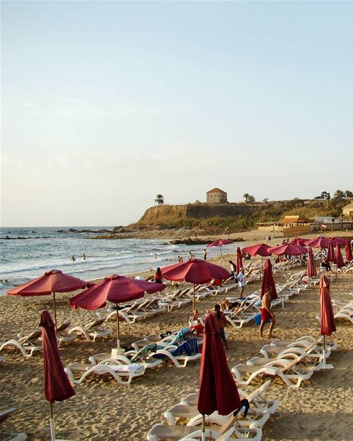 Bom dia diretamente da mais ensolarada e animada praia de Byblos! Foto de @ (Eddésands Hotel & Wellness Resort)