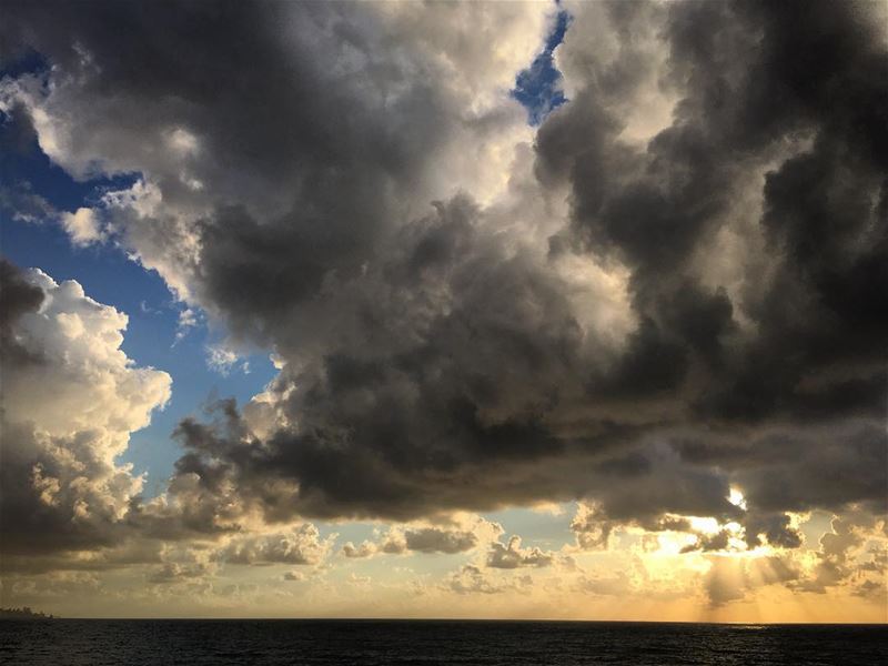 Breaking the clouds 🌅 @waterfrontcitylb 🏙 (Dbayeh, Mont-Liban, Lebanon)