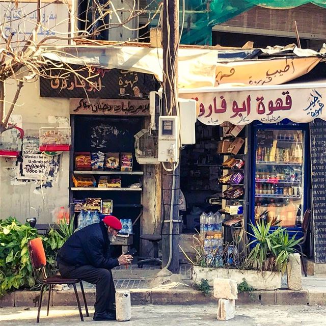 Browsing at Abou Farouk's💈 theweekoninstagram  shotoniphone ... (Hamra, Beyrouth, Lebanon)