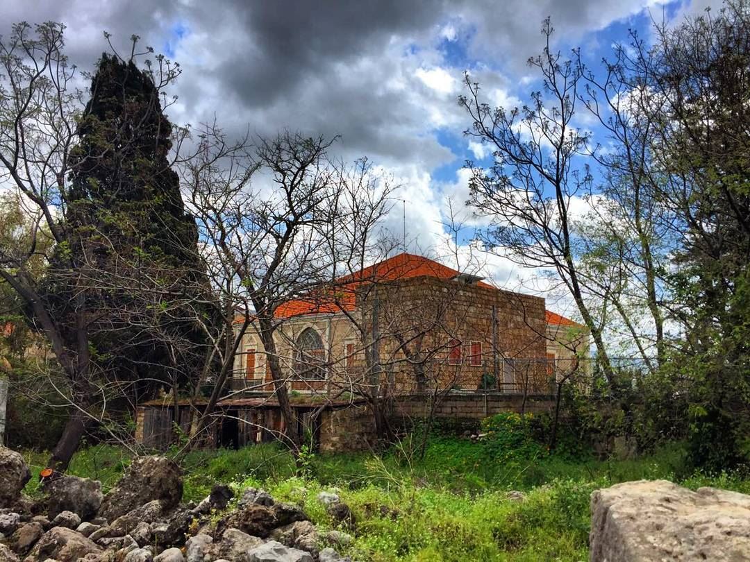  Byblos  roadtrip  hiking  hikinglife  hikingadventures  old  house ... (Byblos, Lebanon)