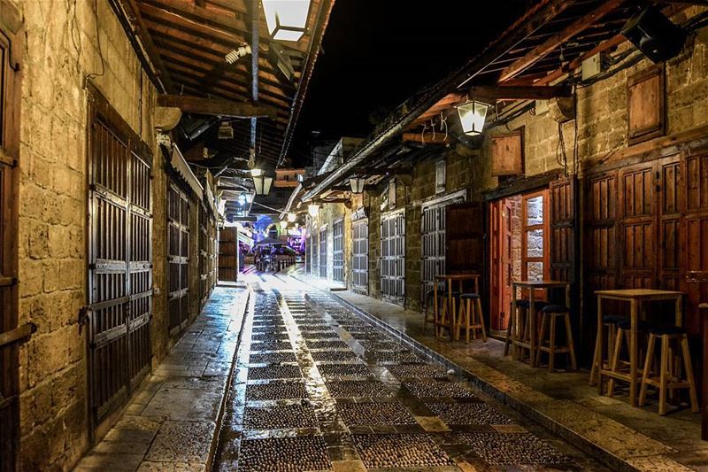 Byblos souks in a rainy night ➖➖➖➖➖➖➖➖➖➖➖➖➖➖➖🔹ISO- 100🔹F-5.6🔹2"🔹18... (Byblos, Lebanon)