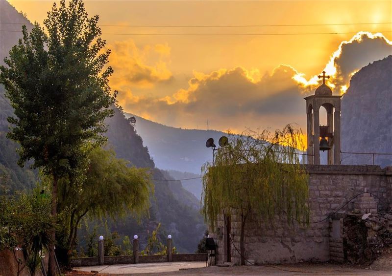  Chouwen cloudy sunset lebanon lebanon_hdr lebanonspotlights... (Chouwen)