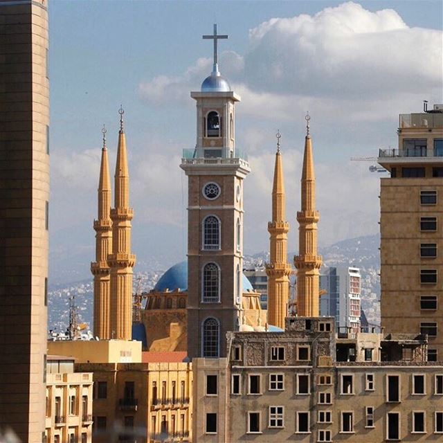 Coexistência religiosa em Beirute. A nova torre de sino da Catedral Saint... (Downtown, Beirut, Lebanon)