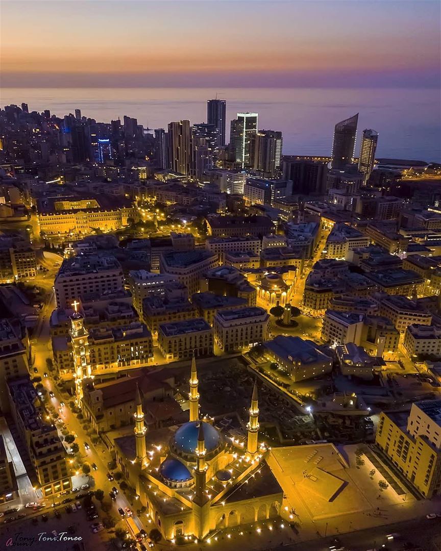 Como é linda Beirute à noite vista do alto! Foto espetacular de @tony.toni. (Downtown Beirut)