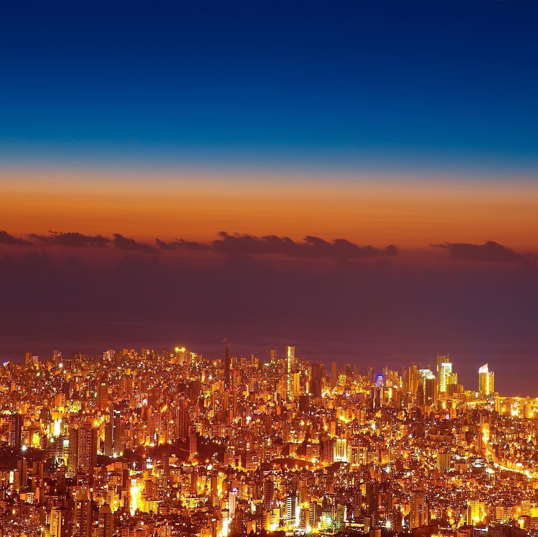 🇱🇧 Crepúsculo ao cair da noite em Beirute, visto a partir do Monte Líbano (Beirut, Lebanon)