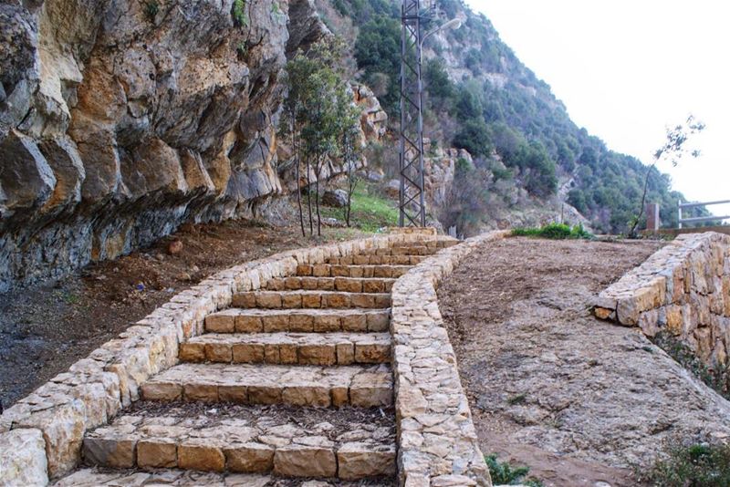 crossing... (Bâter, Mont-Liban, Lebanon)