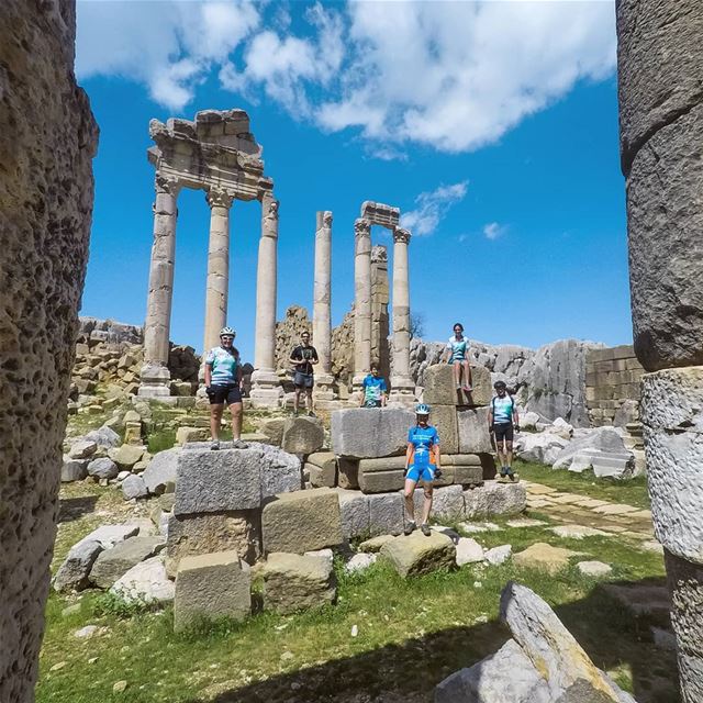 Cycling break at our Roman friends' little place! ☕🚴‍♂️