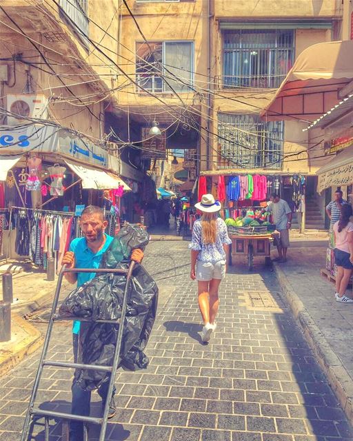 D.i.s.c.o.v.e.r.i.n.g....Never stop wandering never stop wondering... (Tyre Souks)