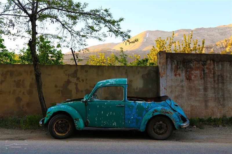 Das Auto in half ❤❤❤ (Bcharreh, Liban-Nord, Lebanon)