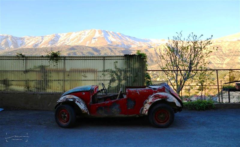 Das Auto in half ❤❤❤ (Bcharreh, Liban-Nord, Lebanon)