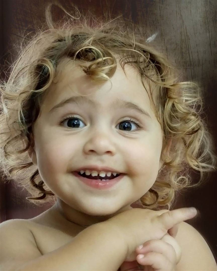 Dear followers, have a happy afternoon from this beautiful kid 👼Photo... (Ghassâniye, Al Janub, Lebanon)