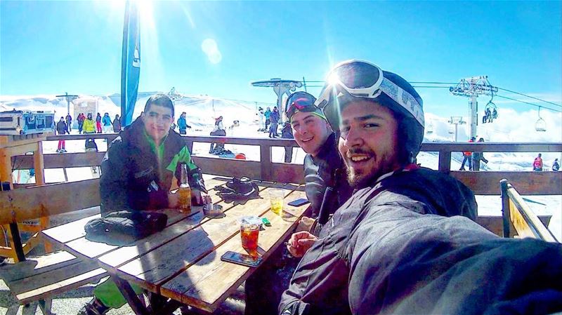 Drunk skiers 🍻⛷ skilovers skiseason2018 sunnyday bluesky skifriends... (Les Folies Blanches by Rikky'z - Cave Des Moutons)