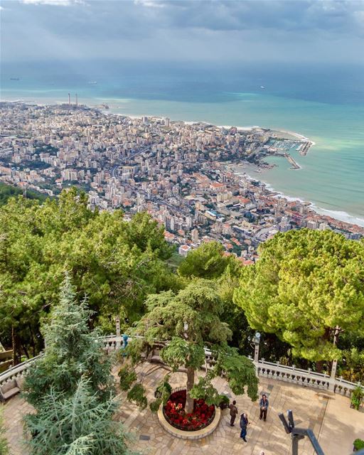 Entre Beirute e Byblos está a cidade costeira de Jounieh, que tem uma baía... (جونية - Jounieh)