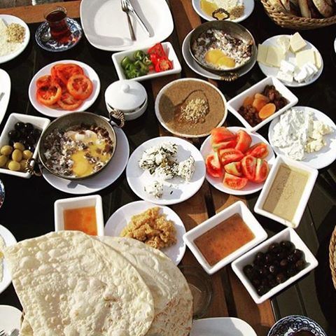 Even if it's Monday, No body enjoy than the Lebanese!!! Just look at all the combinations of bites one can have!!