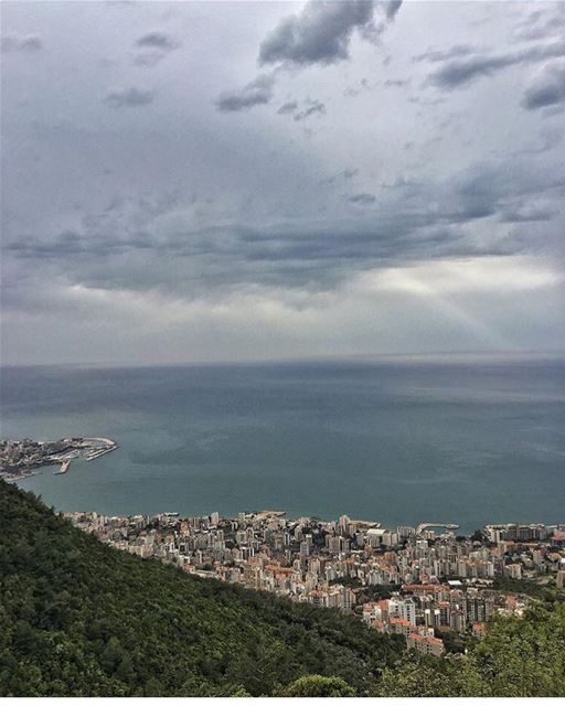 Even the weather can’t make up its mind🙈 by @peterghanime see you later 👋 (Joünié)