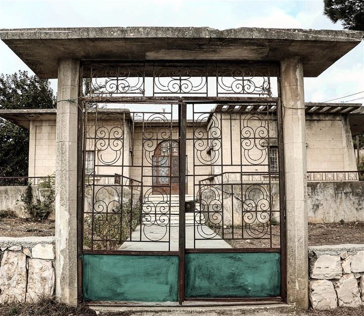 Find doors where there is only walls @livelovemarjeyoun (Marjayoûn, Al Janub, Lebanon)