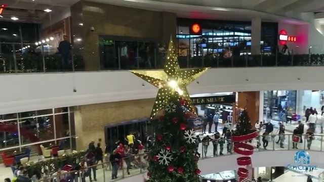 Foi inaugurada a árvore de Natal do maior shopping center do Líbano. E aí,... (City Centre Beirut)