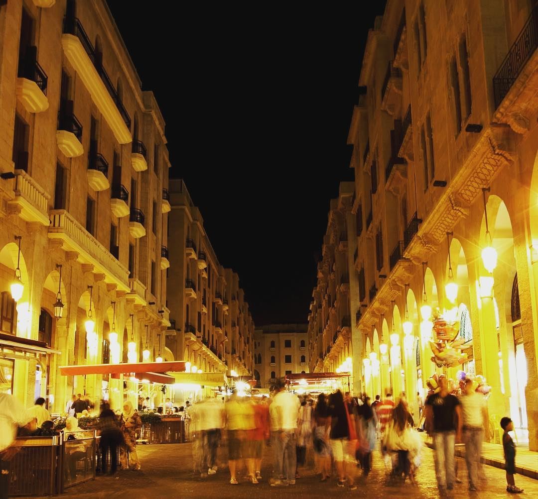 Foto de Beirute à noite. A capital e maior cidade do Líbano, considerada a... (Beirut, Lebanon)