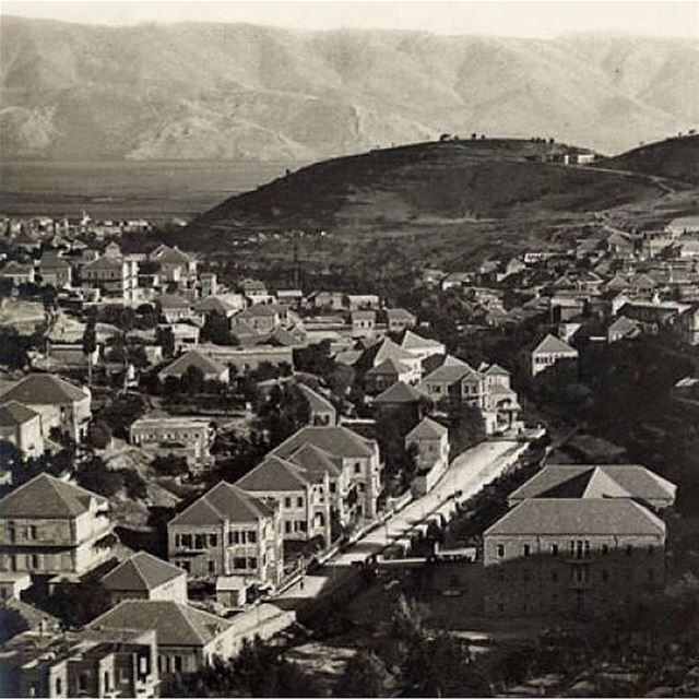 🇱🇧 Fotos antigas do Líbano são sempre bem vindas. Esta é Zahle em 1948,... (Zahlé, Lebanon)