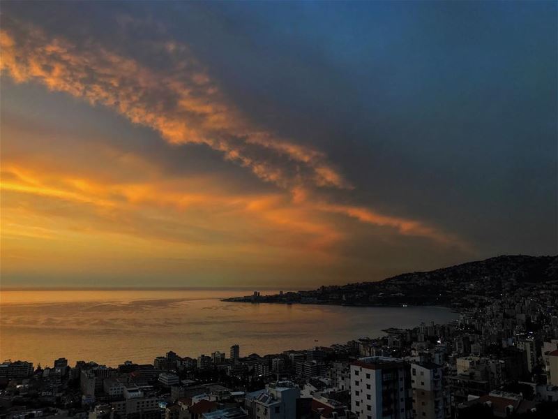 Friday's avant goût 🌅• beiruting  beirut  lebanon  beirutcity  downtown... (Joünié)