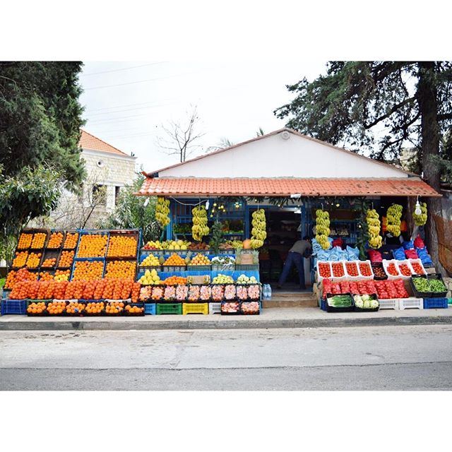 Fruits and vegetables coloring the street 🍊 🍌🍍 🍈 liveauthentic (Koura)