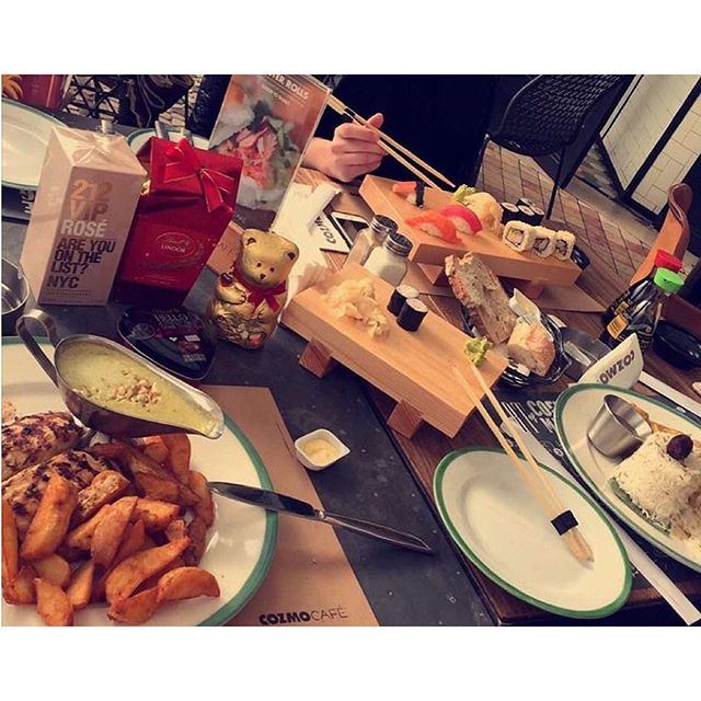 Full house table !!! (Cozmo Café)
