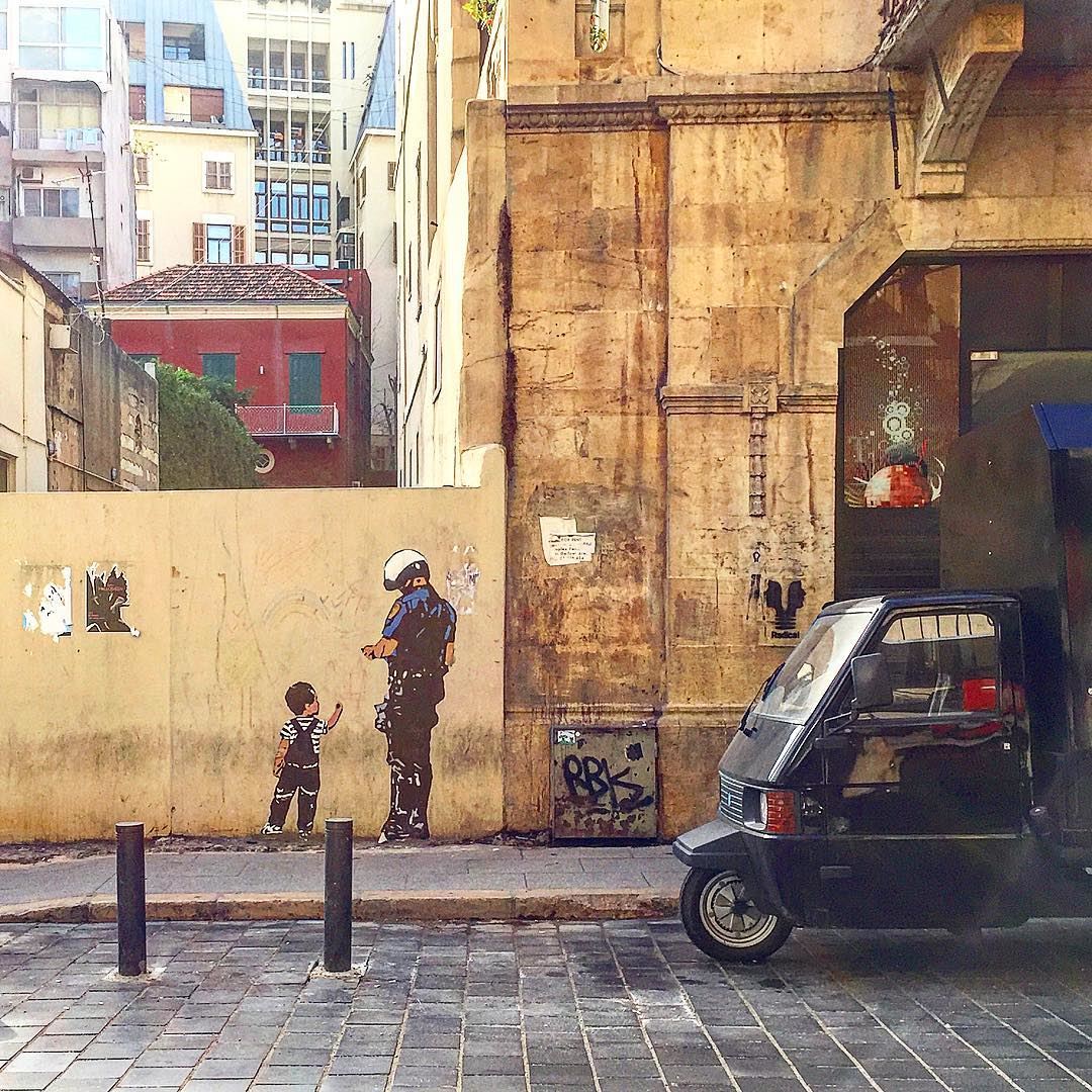 Good cop? Bad cop?:::::::::::::::::::::::::::::::::::::::::::::::::::::::: (Achrafieh, Lebanon)