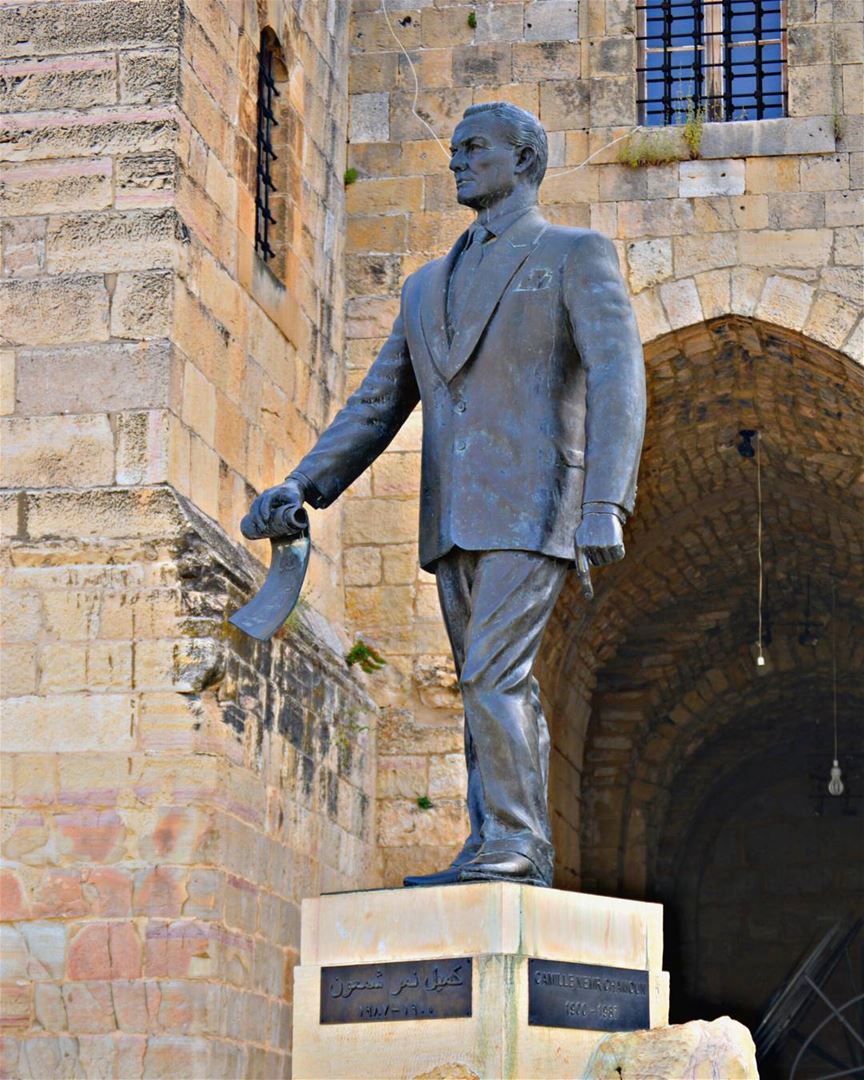 Good morning dear followers with this amazing statue of  Camille Chamoun ... (Deïr El Qamar, Mont-Liban, Lebanon)