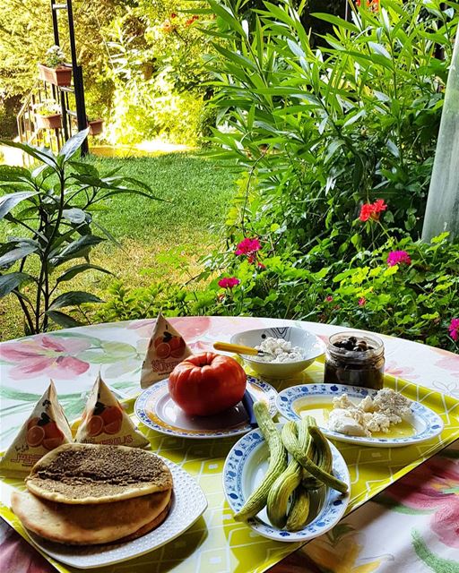 Good Morning. morning breakfast lebanon zahle mankoushe bonjus tradional... (Zahlé, Lebanon)