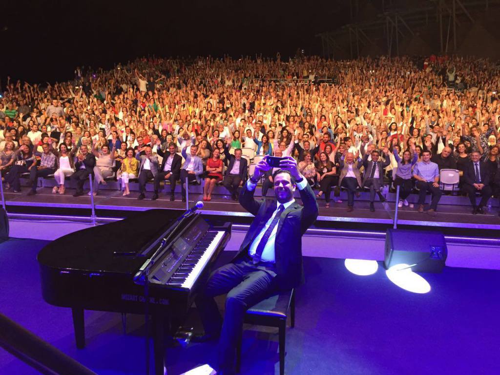 Guy Manoukian Taking a Selfie in Saida International Festival 2016