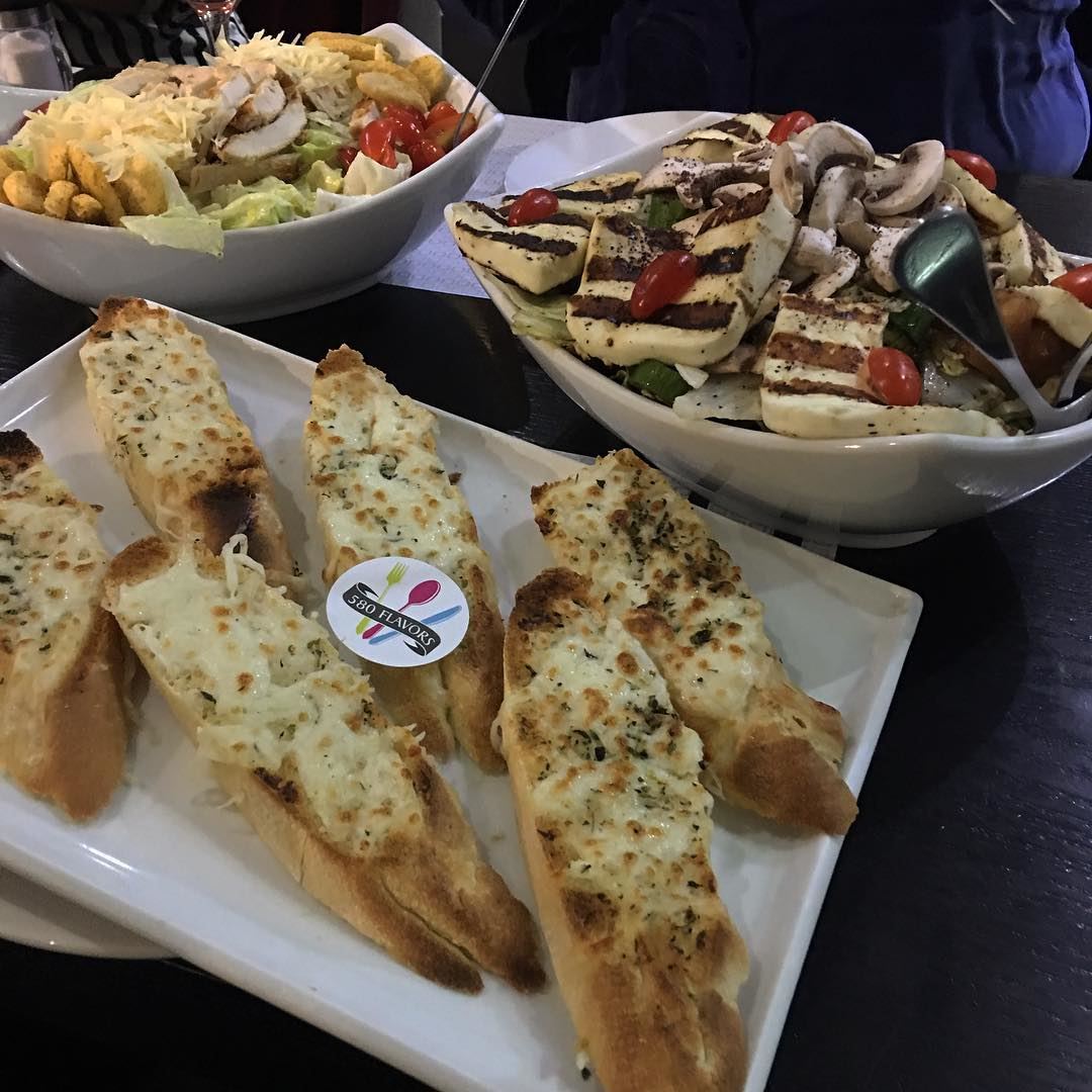 Halloumi salad, ceaser chicken salad and some cheese garlic bread 😍❤️perfe (Joa Cafe/restaurant)