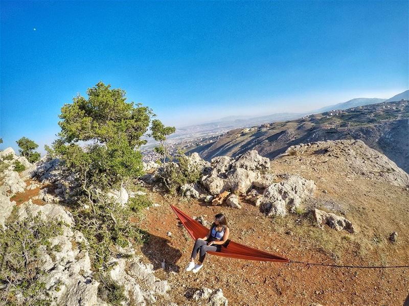 Hang on little girl, I’m coming for you 💆🏻💙💚 (Zahlé, Lebanon)