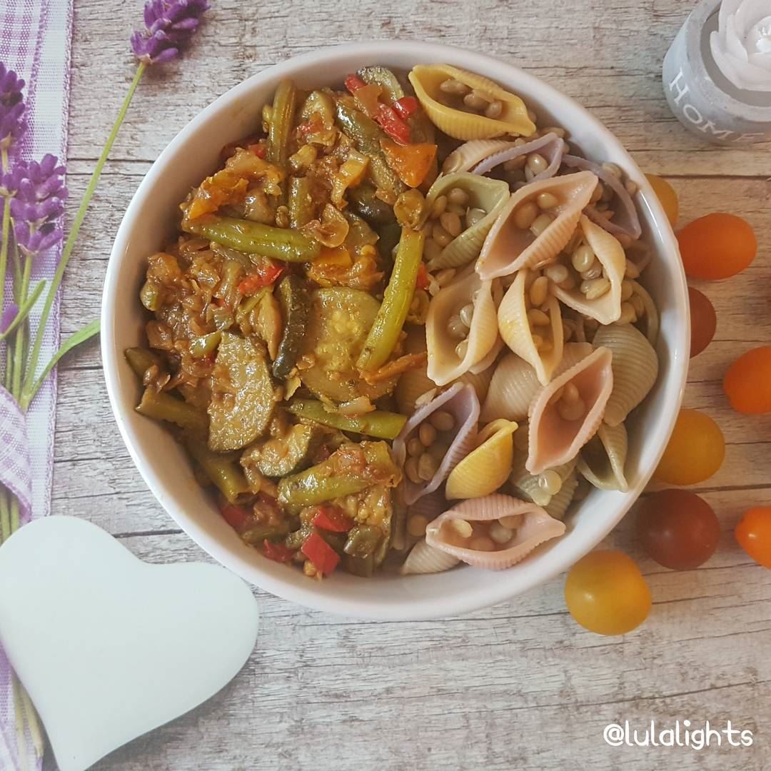 🌿Hearty vegan dinner😋🌿🌈Rainbow pasta with lentils and loads of... (Germany)